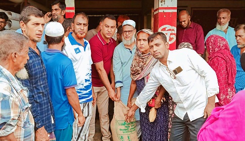 পানিবন্দি ২০০ পরিবারে মামুন এমপির ত্রাণ সহায়তা