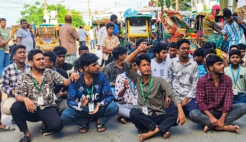 শিক্ষামন্ত্রীর পদত্যাগের দাবিতে জামালপুরে সড়ক অবরোধ করে শিক্ষার্থীদের বিক্ষোভ