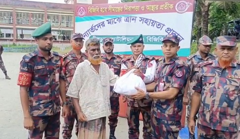 নীলডুমুর ১৭ বিজিবির উদ্যোগে অসহায়, দুস্থ ও মাঝে বন্যার্তদের মাঝে খাদ্যসামগ্রী বিতরণ