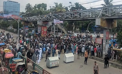 পরীক্ষা শেষে ফের সায়েন্সল্যাব মোড়ে শিক্ষার্থীদের অবরোধ