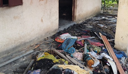 ঘরে অগুন দেওয়ার অভিযোগে স্বামীকে তালাক দিলেন স্ত্রী 
