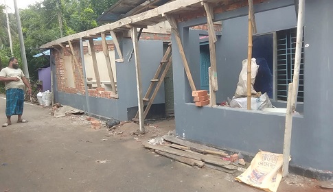 রাস্তার উপর পাকা স্থাপনা নির্মাণের অভিযোগ