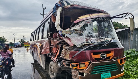 রাজবাড়ী-কুষ্টিয়া আঞ্চলিক মহাসড়কে বাস-ট্রাক সংঘর্ষে আহত ৩