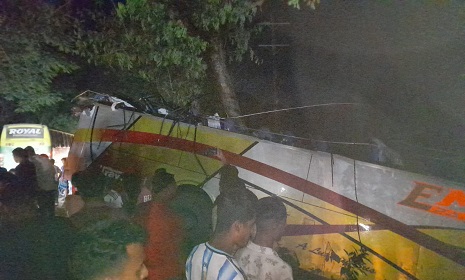 গোপালগঞ্জে যাত্রীবাহী বাস নিয়ন্ত্রণ হারিয়ে খাদে পড়ে আহত ২৫