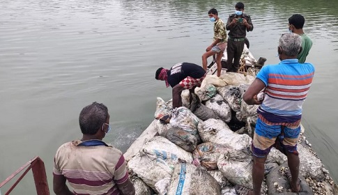 শ্যামনগরে উদ্ধারকৃত ৭৭ বস্তা ঝিনুক মালঞ্চ নদীতে অবমুক্ত
