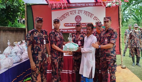 ভারী বর্ষণে ক্ষতিগ্রস্তদের মাঝে সাতক্ষীরা ৩৩ বিজিবির ত্রাণ বিতরণ