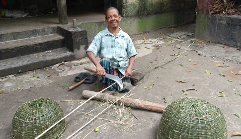 মহম্মদপুরে বাঁশ-কঞ্চির গৃহস্থালী সামগ্রী তৈরি করছেন কার্তিক পোদ্দার 