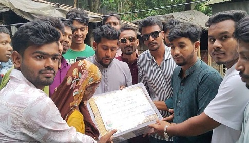 গোপালগঞ্জে জুলাই শহীদ পরিবারের হাতে প্রধানমন্ত্রীর উপহার পৌঁছে দিল ছাত্রদল