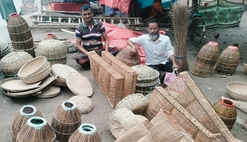 প্লাস্টিক পণ্যের দাপটে বিলুপ্তির পথে ঐতিহ্যবাহী বাঁশ শিল্প