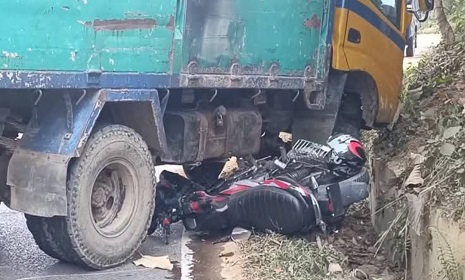 ট্রাকচাপায় কালিয়ার একই পরিবারের ৩ জনের মর্মান্তিক মৃত্যু