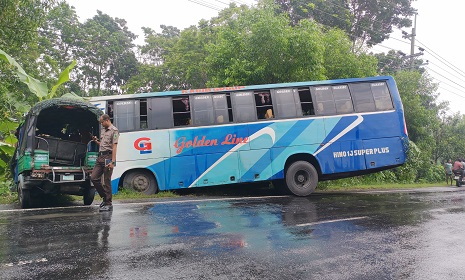 রাজবাড়ীতে বাসের সাথে সিএনজির মুখোমুখি সংঘর্ষ, সিএনজি চালক নিহত, আহত ১০