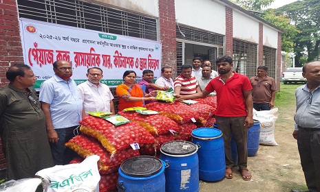 মহম্মদপুরে ৬০ প্রান্তিক কৃষকের হাতে গ্রীষ্মকালীন পেঁয়াজ বীজ, সার ও সংরক্ষণ ড্রাম বিতরণ 