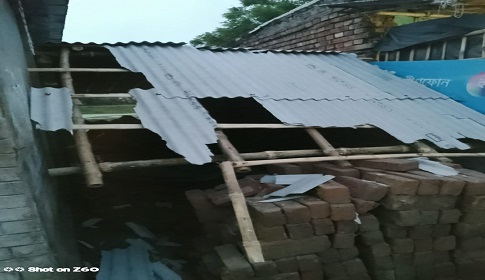 ‌আশাশুনির নাকতাড়া কালীমন্দিরের পুকুরঘাটে নবনির্মিত ঘর ভাঙচুর