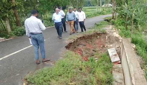 সোনাতলায় ক্ষতিগ্রস্ত রাস্তাসহ উন্নয়ন প্রকল্প পরিদর্শন করেন তত্ত্বাবধায়ক প্রকৌশলী আব্দুর রহিম শেখ