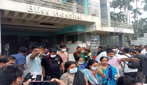 সাতক্ষীরায় ব্লিস হাসপাতালে ভয়াবহ আগুন, ধোঁয়ায় ফায়ার সার্ভিসকর্মীসহ অসুস্থ্য ৫০ 