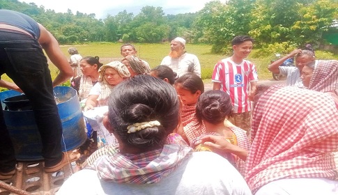 রাইখালীতে দুস্থদের চাল বিতরণ করতে গিয়ে বিপাকে বিএনপি নেতা