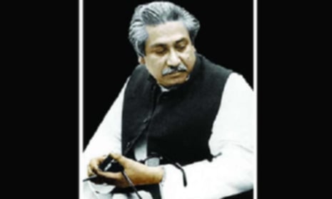 '১৫ আগস্ট দুপুর গড়াতে না গড়াতেই খান আতাউর রহমানের লেখা ও সুরে কোরাস কণ্ঠে উপর্যুপরি পরিবেশন করা হয় মুজিব বিরোধী গান... এতো দিন মহাজনী করেছে যারা মুখোশ এবার তাদের খুলবোই...'