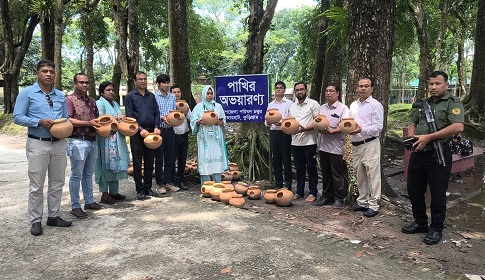 রাজারহাটে পাখির অভয়ারণ্য ঘোষণা, হাড়ি-পাতিলের বাসা উদ্বোধন করলেন ইউএনও