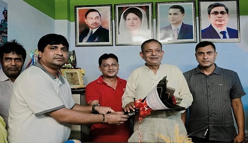মোকামতলায় বিএনপির নবগঠিত আহ্বায়ক কমিটিকে পূজা উদযাপন পরিষদের ফুলেল শুভেচ্ছা