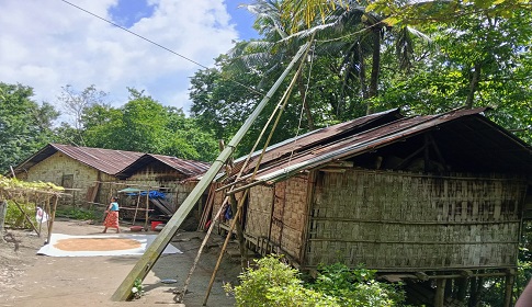চিৎমরমে দুই বছর ধরে ঝুঁকির মুখে ৩৫ পরিবার: বসতঘর ও রাস্তায় পড়ে আছে বিদ্যুতের খুঁটি ও তার
