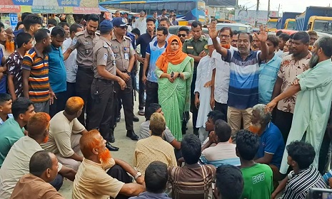 গ্যাসের না পাওয়ায় সড়ক অবরোধ, দীর্ঘ যানজটে যাত্রীদের ভোগান্তি