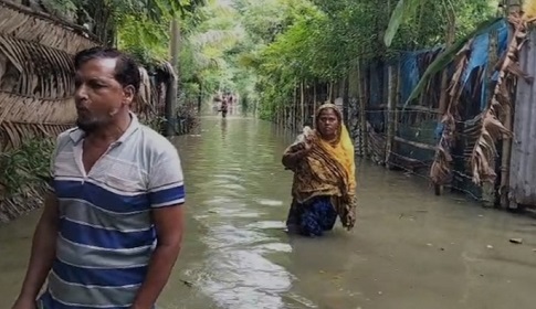 বাগেরহাটে জোয়ারের পানিতে তলিয়ে থাকে মাজিডাঙ্গা আশ্রয়ণে ভূমিহীনদের বাড়িঘর, বেড়িবাঁধের দাবি