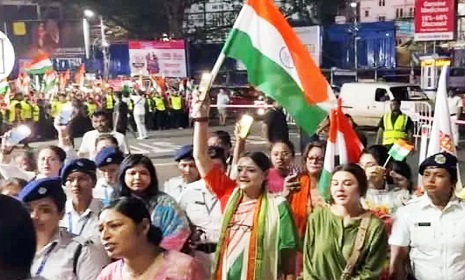 কলকাতার রাজপথে মিছিলে স্লোগান দিয়ে তোপের মুখে জয়া আহসান