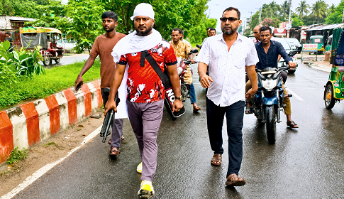 মাথায় কাফনের কাপড়, হাতে অস্ত্র নিয়ে সাবেক ছাত্রদল নেতার মহড়া