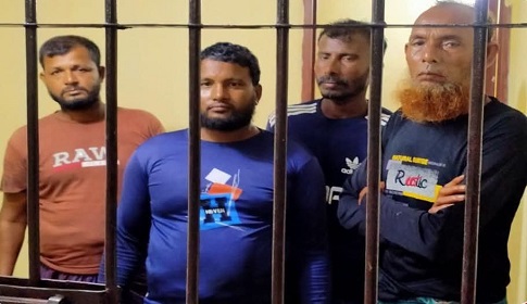 বন্ধ মৌসুমে সুন্দরবনের নদীতে মাছ ধরার সময় ৪ জেলে আটক