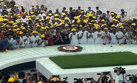 প্রতিষ্ঠাবার্ষিকীতে শহীদ জিয়া-খালেদা জিয়ার সমাধিতে স্বেচ্ছাসেবক দলের শ্রদ্ধা