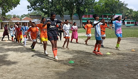 মাঠে ঘাম ঝরছে, চোখে জাতীয় দলের স্বপ্ন সিরাজগঞ্জের ক্ষুদ্র নৃগোষ্ঠীর মেয়েদের