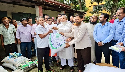 ঈশ্বরদীতে ২৭০০ কৃষক পেলেন বিনামূল্যে সার-বীজ