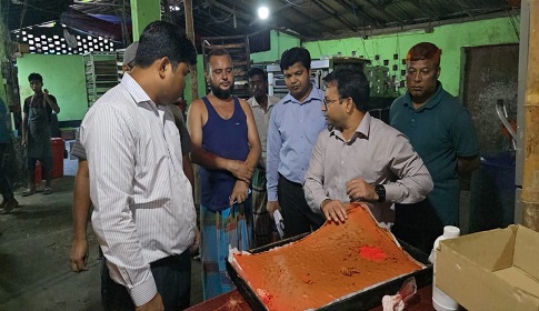 পঁচা ডিমে জন্মদিনের কেক তৈরি, ভ্রাম্যমাণ আদালতের জরিমানা 