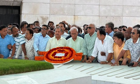 শহীদ জিয়া ও খালেদা জিয়ার সমাধিতে বিএনপির ভারপ্রাপ্ত মহাসচিবের শ্রদ্ধা