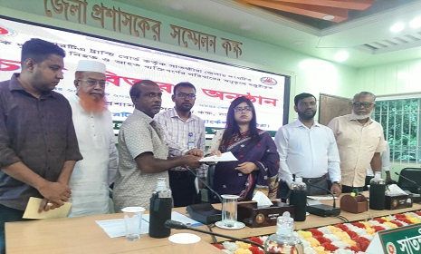 সাতক্ষীরায় সড়ক দুর্ঘটনায় হতাহত পরিবারের মাঝে কোটি টাকার চেক বিতরণ 