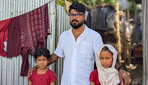 দু’মুঠো খাবারের অনিশ্চয়তায় স্কুল ছাড়ার পর কেয়া-আয়শার পাশে সিনিয়র সাংবাদিক নিজাম নকিব