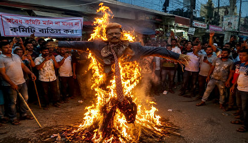 বিএনপির কমিটি বাতিলের দাবিতে উত্তপ্ত ঈশ্বরদী; বিক্ষোভ-ঝাড়ু মিছিল, কুশপুত্তলিকা দাহ