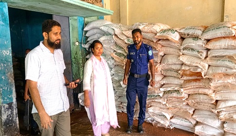দিনাজপুরে অবৈধভাবে মজুত করা ২৩৪০ বস্তা সার জব্দ 