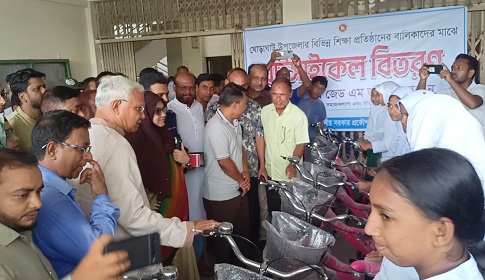 দিনাজপুরে ৬০ শিক্ষার্থীর হাতে বাইসাইকেল তুলে দিলেন সমাজকল্যাণমন্ত্রী ডা. জাহিদ