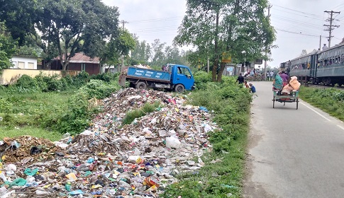 সোনাতলায় রাস্তার ধারে আবর্জনার স্তুপ, দুর্গন্ধে অতিষ্ঠ হাসপাতাল-মাদ্রাসা ও রেলযাত্রীরা