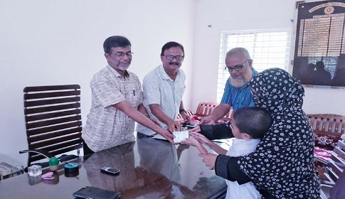 ঈশ্বরগঞ্জে প্রাথমিক শিক্ষার্থীদের মাঝে শ্রবণ উপকরণ বিতরণ