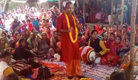 রামায়ন ও কবি গানে মানুষের হৃদয়ে জয় করেছে মৃনাল সরকার