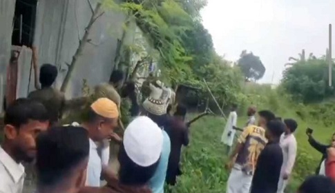 ফরিদপুরে জুমার নামাজ শেষে নারীর বাড়ি ভাঙচুর, জেলা ছাড়তে আল্টিমেটাম