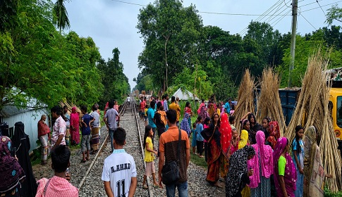 রাজবাড়ীতে সন্তানকে বাঁচাতে গিয়ে ট্রেনের ধাক্কায় মায়ের মৃত্যু