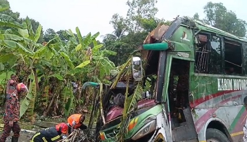মুকসুদপুরে বাস খাদে পড়ে নিহত ৩