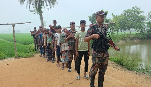 বিরামপুর সীমান্তে ২ দফা পুশইন চেষ্টা প্রতিহত: সতর্ক অবস্থানে বিজিবির গ্রামবাসী 