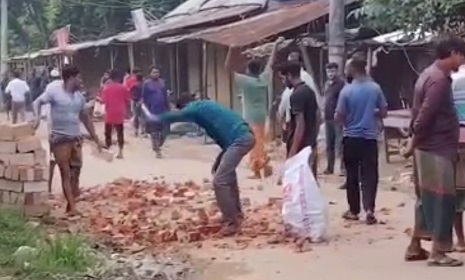 সালথায় দুই গ্রুপের সংঘর্ষ, আহত ২০ 