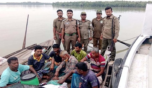 সুন্দরবনের অভয়ারণ্যে মাছ ধরার অপরাধে ৭ জেলে আটক, নৌকা-জাল জব্দ