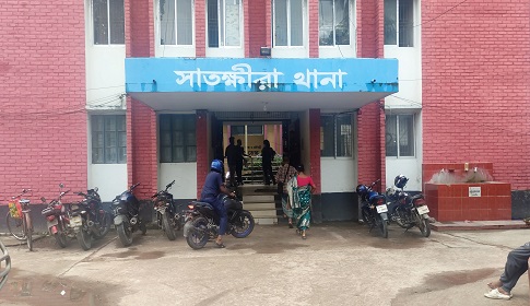 ৫৬ বোতল কোরেক্স মাদকসহ সাতক্ষীরায় দুই পুলিশ সদস্য গ্রেপ্তার 