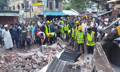 সাতক্ষীরায় পৌরসভার অবৈধ উচ্ছেদ অভিযান